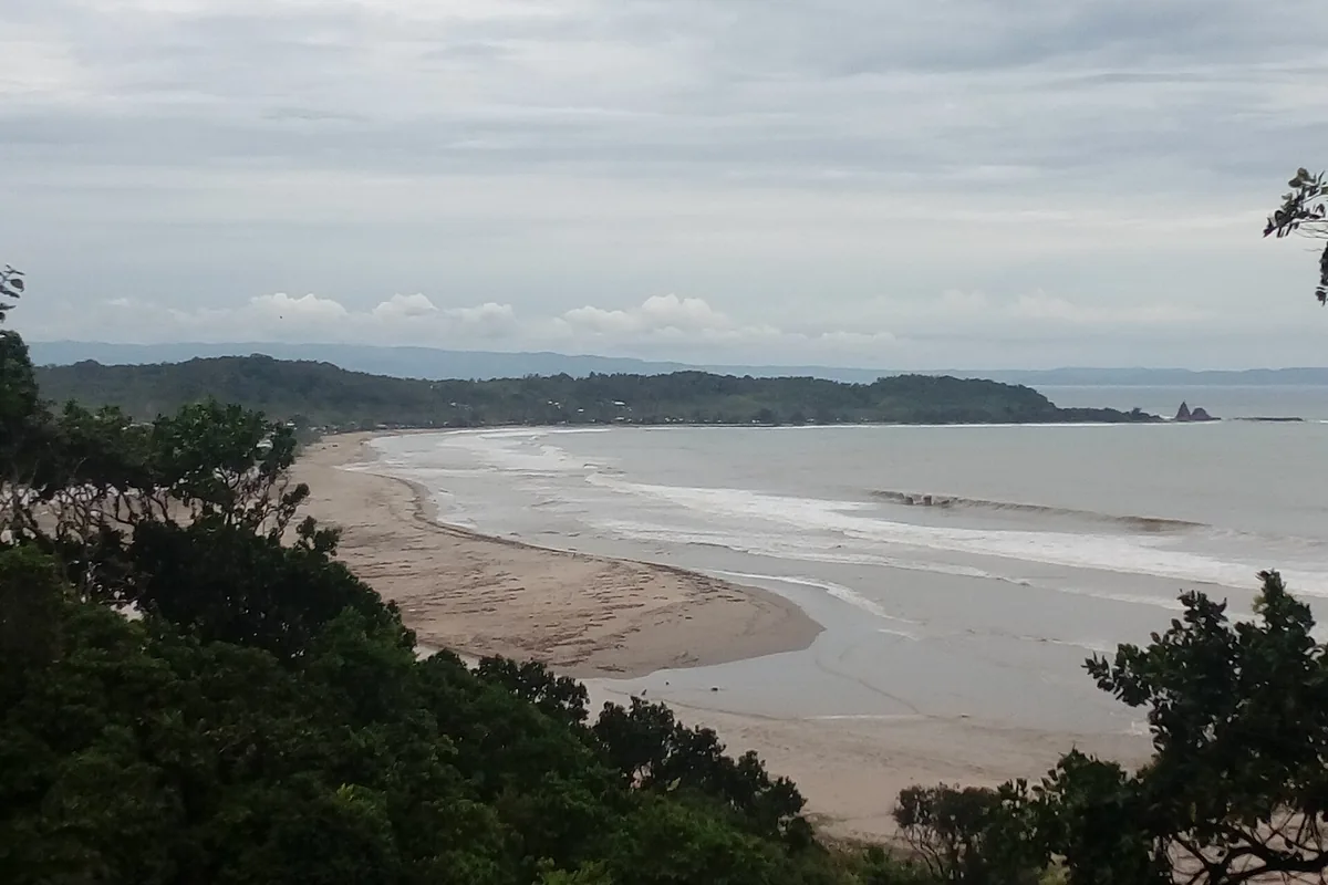 Pemandangan Pantai Sawarna