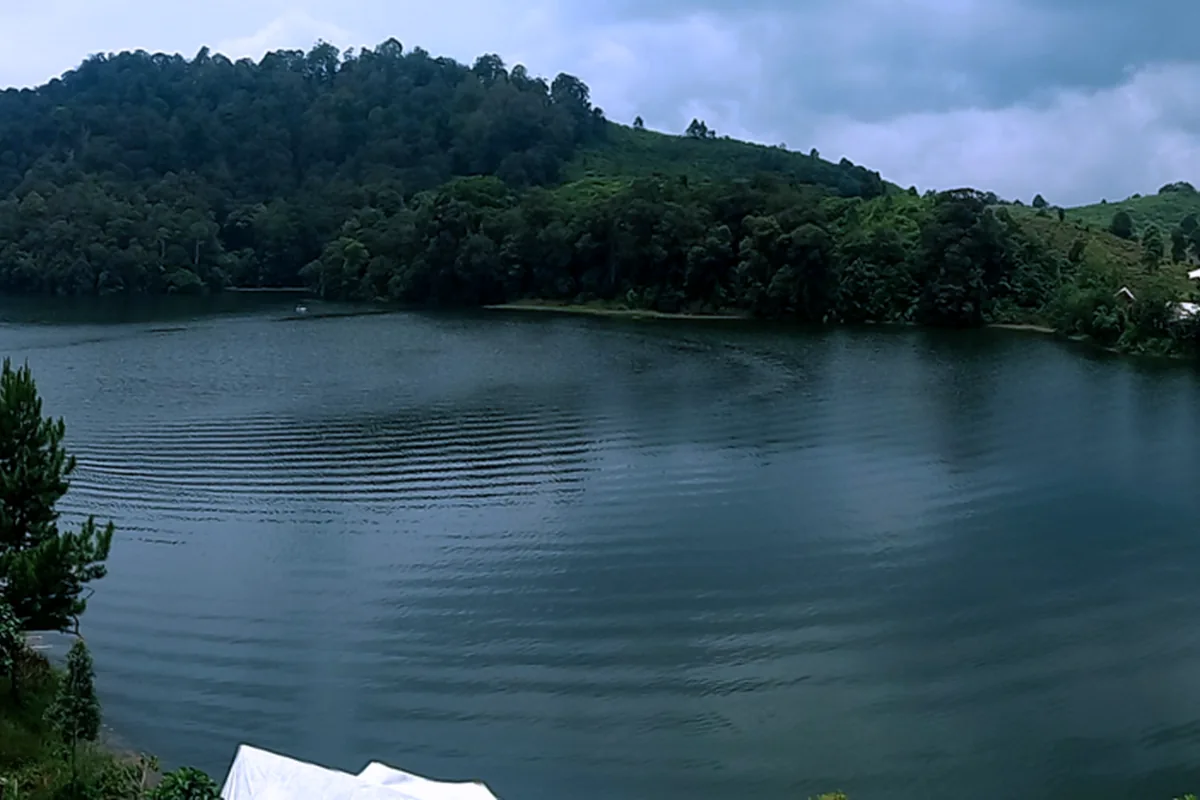 Pemandangan Glamping Lakeside Rancabali